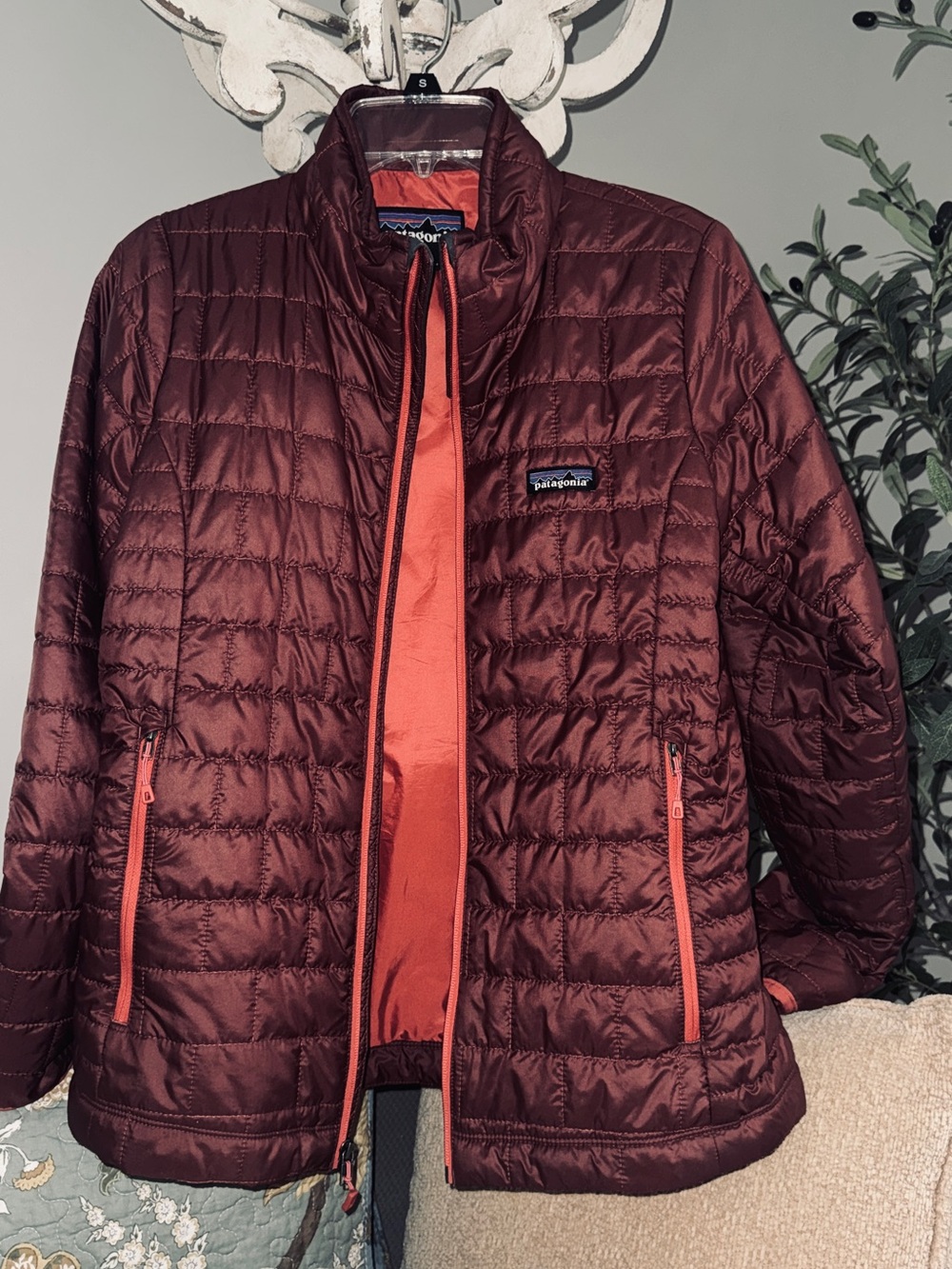 PATAGONIA Women's PUFF Jacket - Burgundy WINE & ORANGE trim. Sx M
